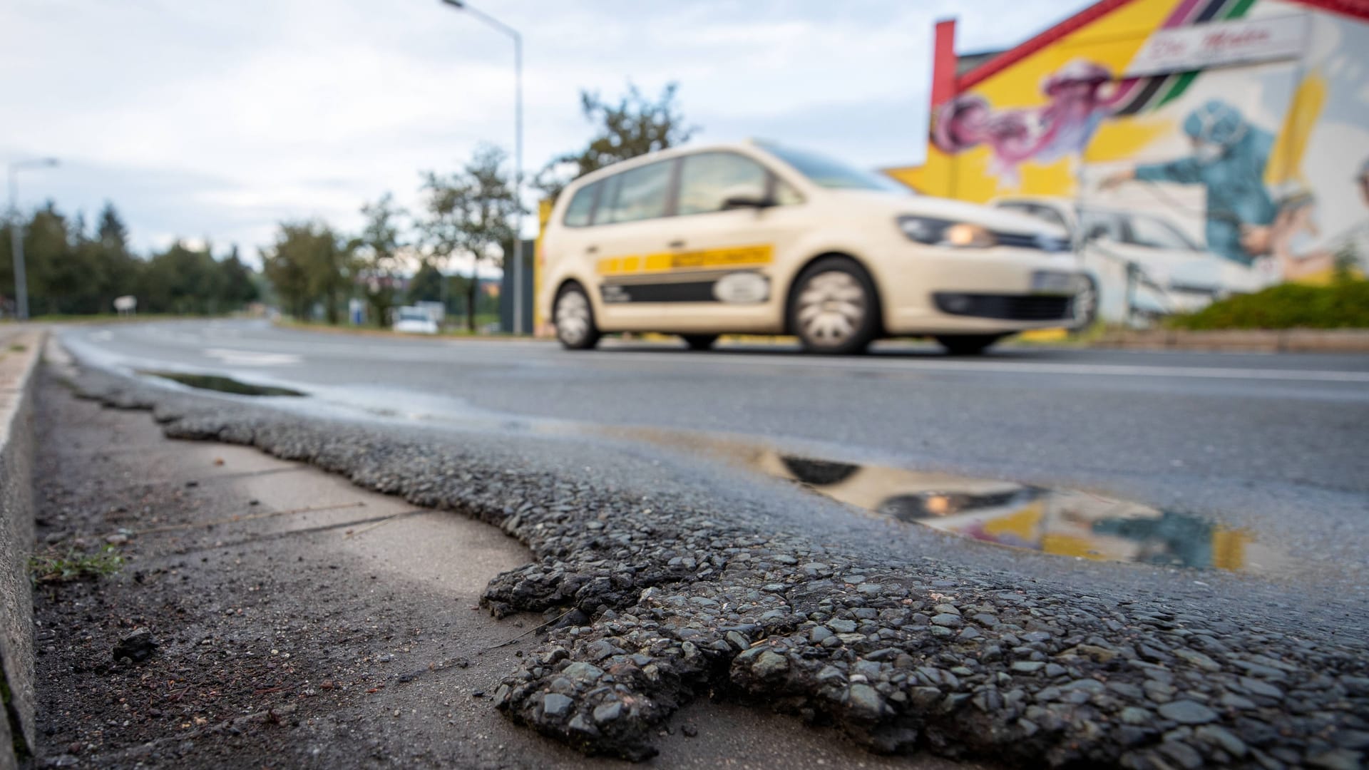 Sichtbare Straßenschäden nach Frost oder Hitze (Symbolbild): Vor allem stark schwankende Temperaturen beeinträchtigen die Asphaltdecken.