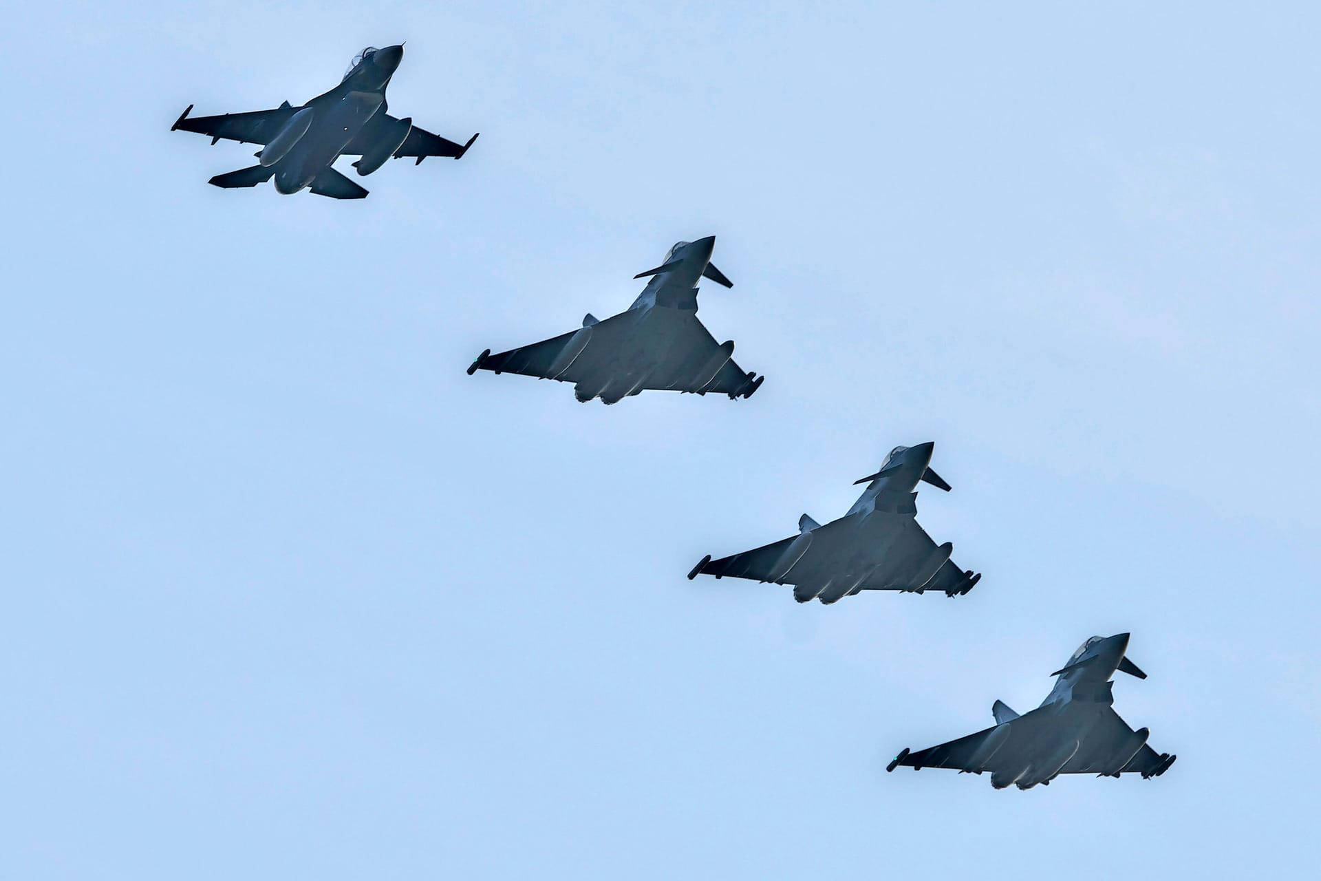 Kampfjets im Flug (Symbolfoto): Laut Luftwaffe handele es sich um eine "rein defensiv ausgerichtete Übung".