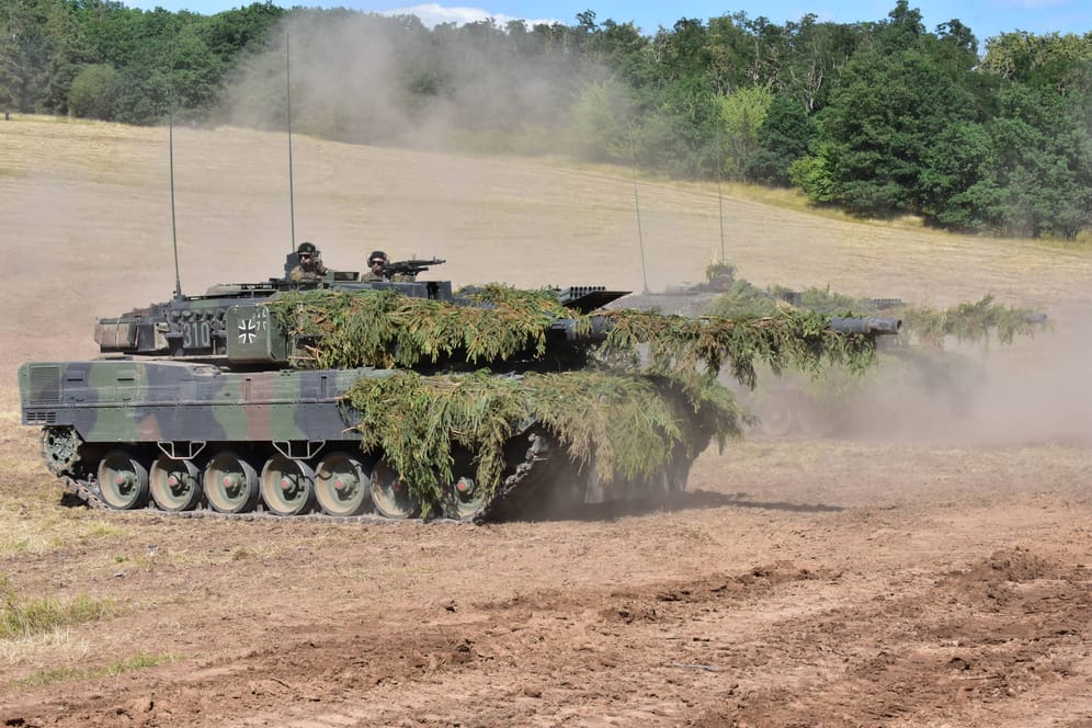 Leopard-2-Panzer bei einer Übung: Angeblich kann die Rüstungsindustrie schnell liefern.