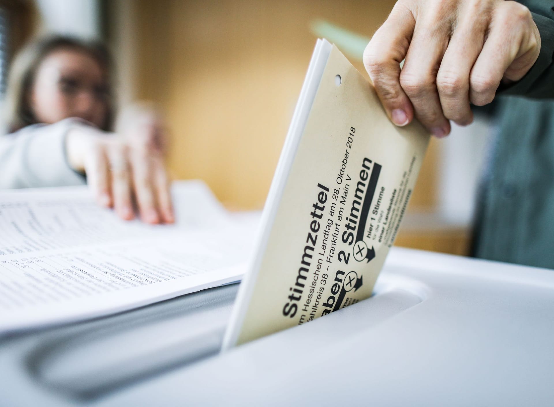 Eine Wählerin wirft ihren Stimmzettel für die Landtagswahl in Hessen in die Wahlurne (Archivbild). Am 8. Oktober wird ein neuer Landtag gewählt.