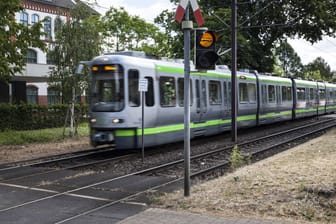 Eine Straßenbahn in Hannover (Archivbild): Am Endpunkt Fasanenkrug hat ein Zug eine Person erfasst und getötet.