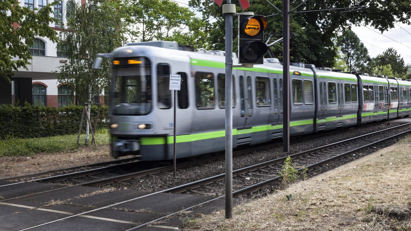 Eine Straßenbahn in Hannover (Archivbild): Am Endpunkt Fasanenkrug hat ein Zug eine Person erfasst und getötet.