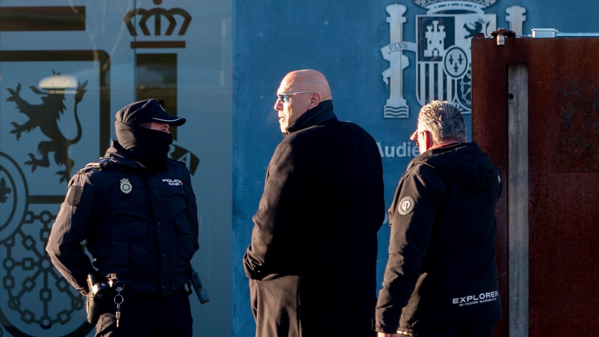 Der frühere Anführer der Hells Angels in Hannover, Frank Hanebuth (M) erscheint in Madrid am Gericht: Im Strafprozess hält seine Anwältin an seiner Unschuld fest.