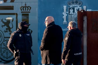 Der frühere Anführer der Hells Angels in Hannover, Frank Hanebuth (M) erscheint in Madrid am Gericht: Im Strafprozess hält seine Anwältin an seiner Unschuld fest.