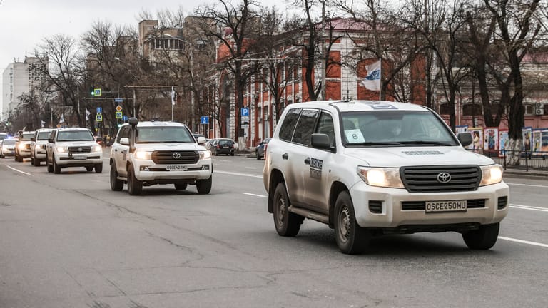 OSZE-Fahrzeuge: Im März waren die gepanzerten Toyotas nach Rostow am Don gebracht worden, nun nutzen möglicherweise pro-russische Milizionäre sie.