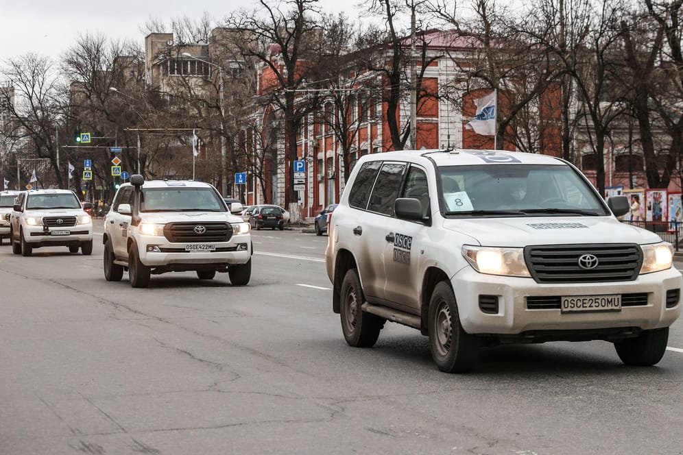 OSZE-Fahrzeuge: Im März waren die gepanzerten Toyotas nach Rostow am Don gebracht worden, nun nutzen möglicherweise pro-russische Milizionäre sie.