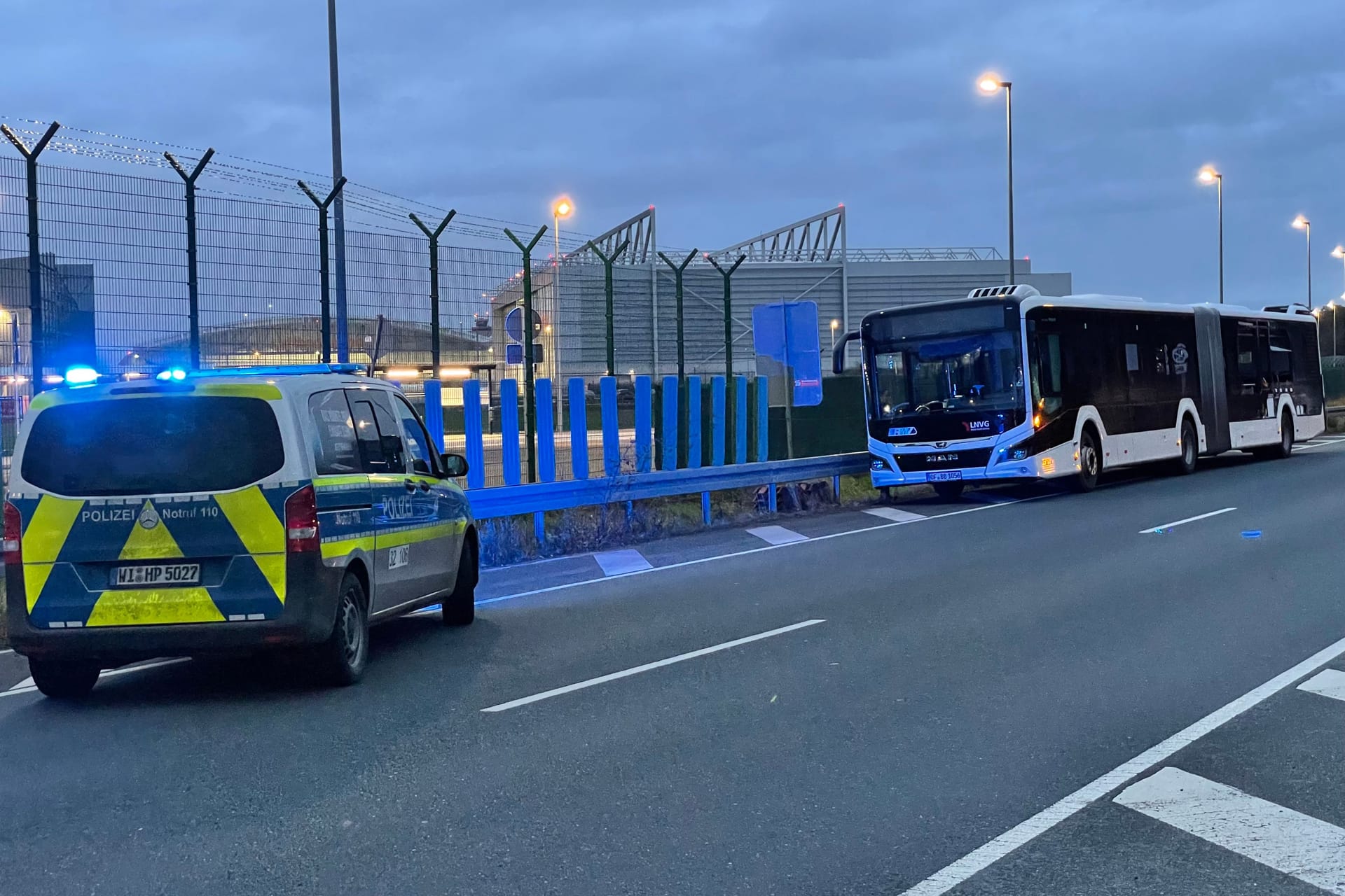 Einsatzfahrzeug der Polizei mit Blaulicht (Symbolbild): Technische Rettungsmaßnahmen seitens der Feuerwehr waren nicht notwendig.