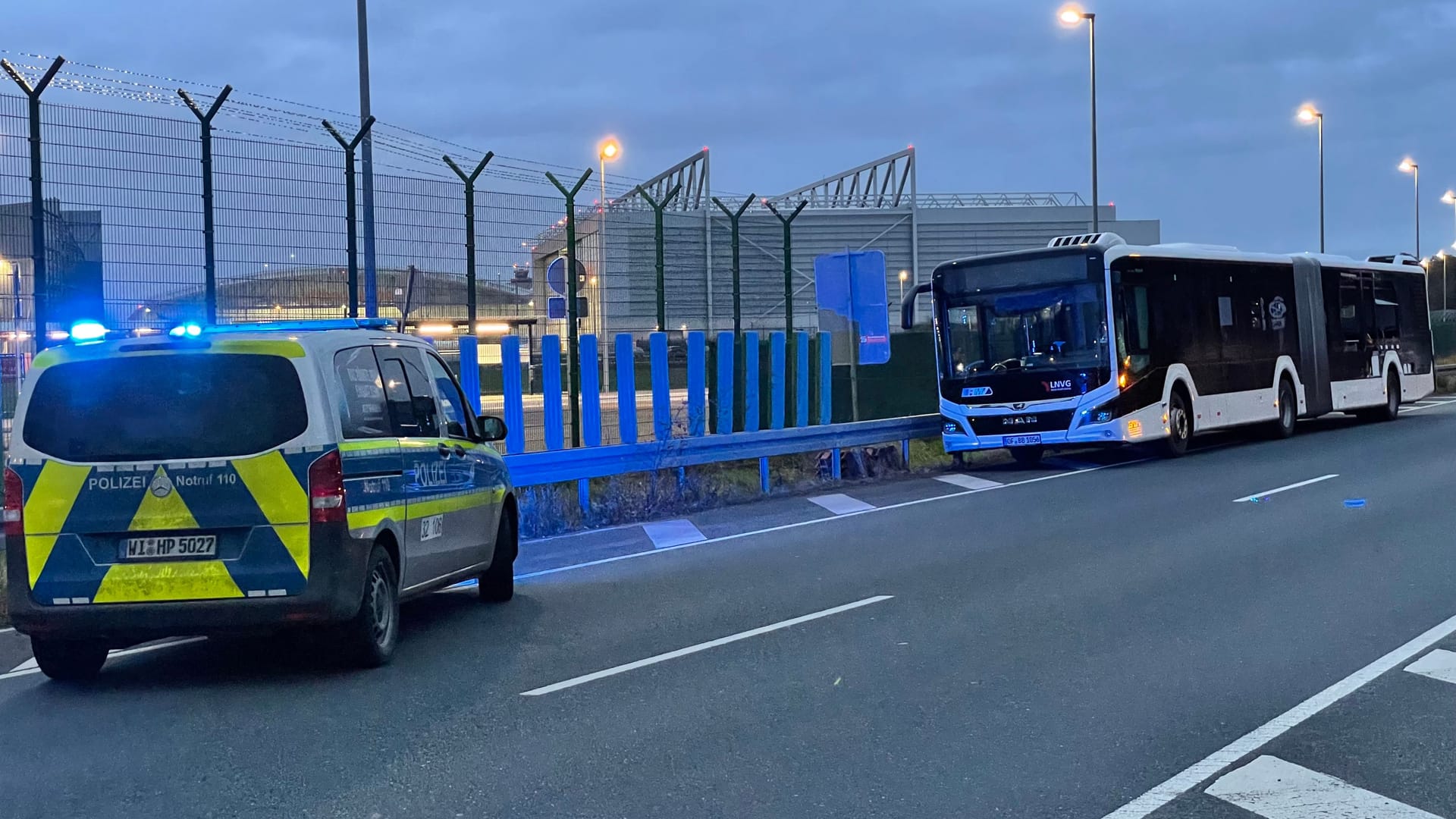 Einsatzfahrzeug der Polizei mit Blaulicht (Symbolbild): Technische Rettungsmaßnahmen seitens der Feuerwehr waren nicht notwendig.