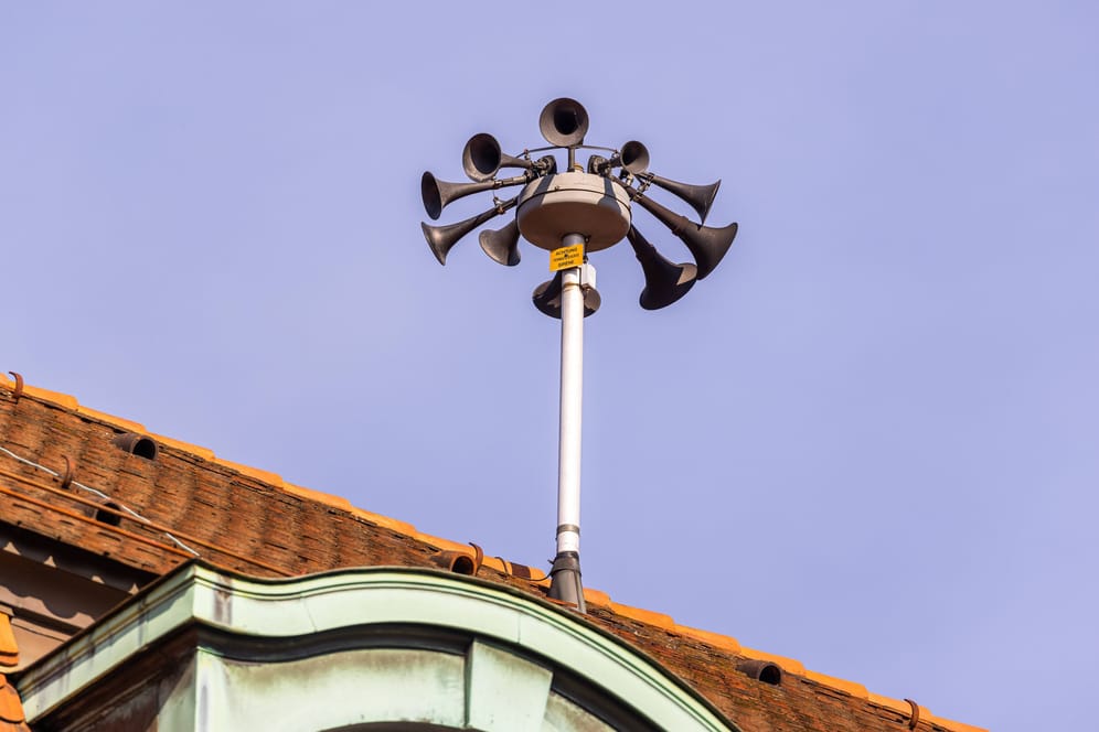 Sirene auf einem Hausdach (Symbolfoto): Hamburg investiert rund eine Million Euro in den Ausbau des Warnsystems.