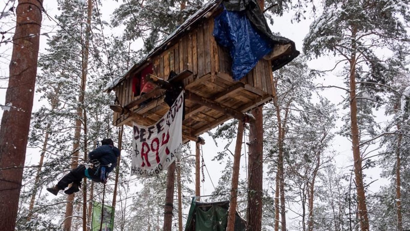 Klimaaktivisten besetzen ein Waldstück in Ottendorf-Okrilla. Die Aktion steht unter dem Motto "Heibo bleibt!".