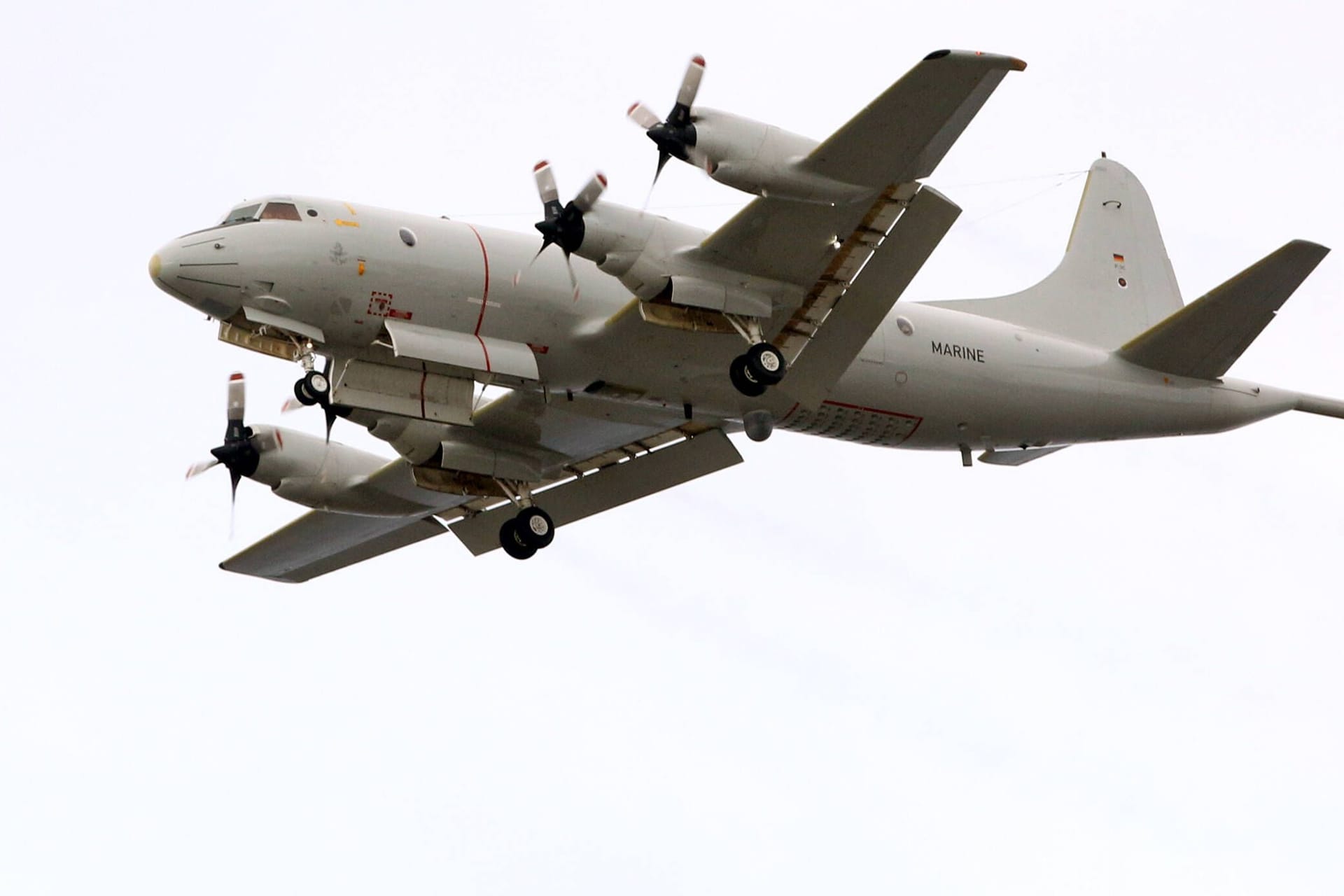 Ein Seefernaufklaerer Lockheed P-3C Orion der Marine: Ein solches Modell wurde am Montag vom russischen Luftraum weg "eskortiert".