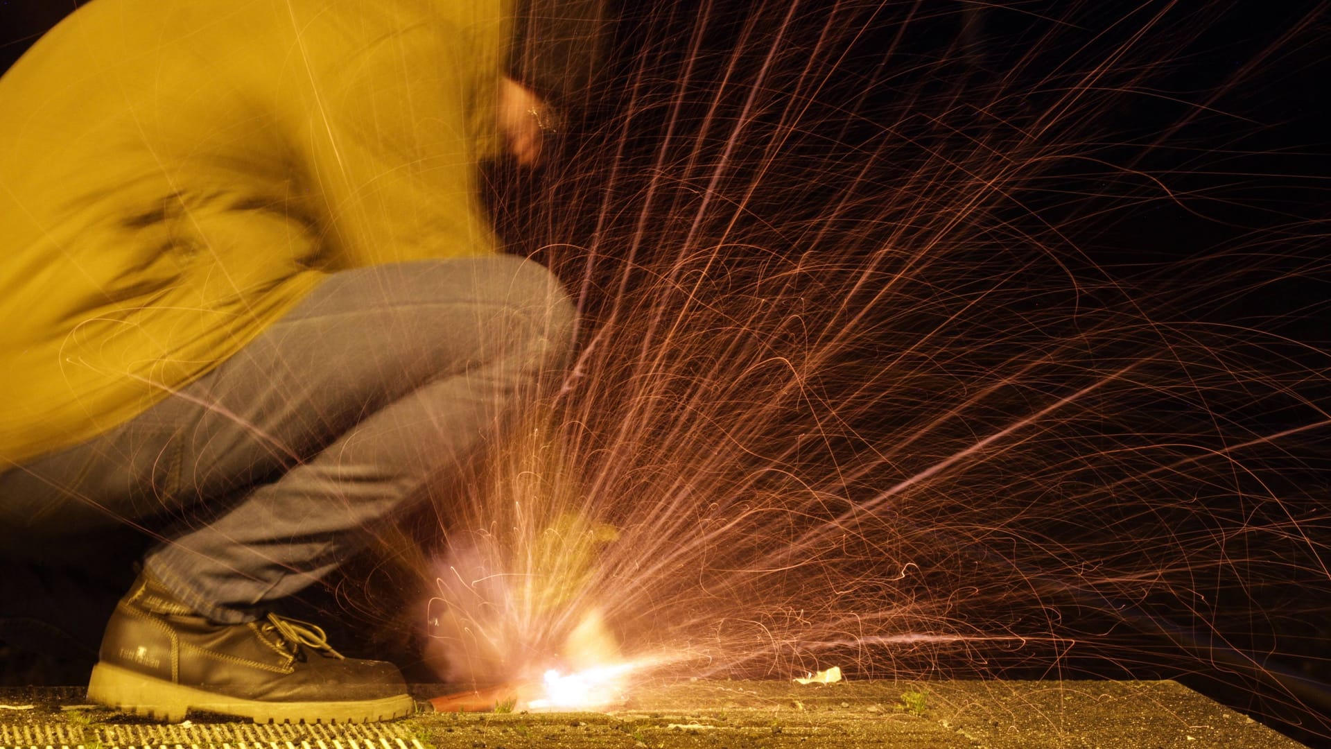 Explosion beim Hantieren mit Silvesterknaller (Symbolbild):