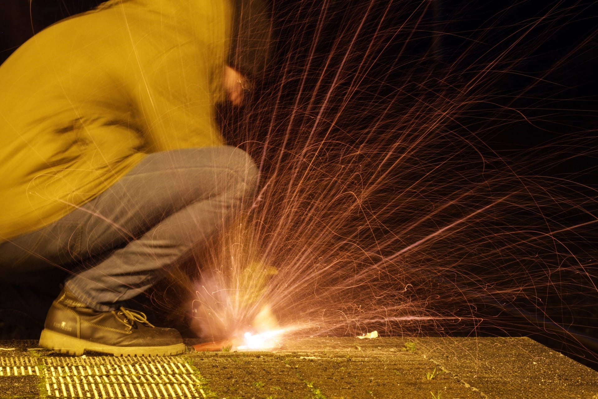 Explosion beim Hantieren mit Silvesterknaller (Symbolbild):