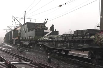 Ein russischer Panzerzug (Archivbild): Ein Modell ist in die Ukraine geschickt worden.