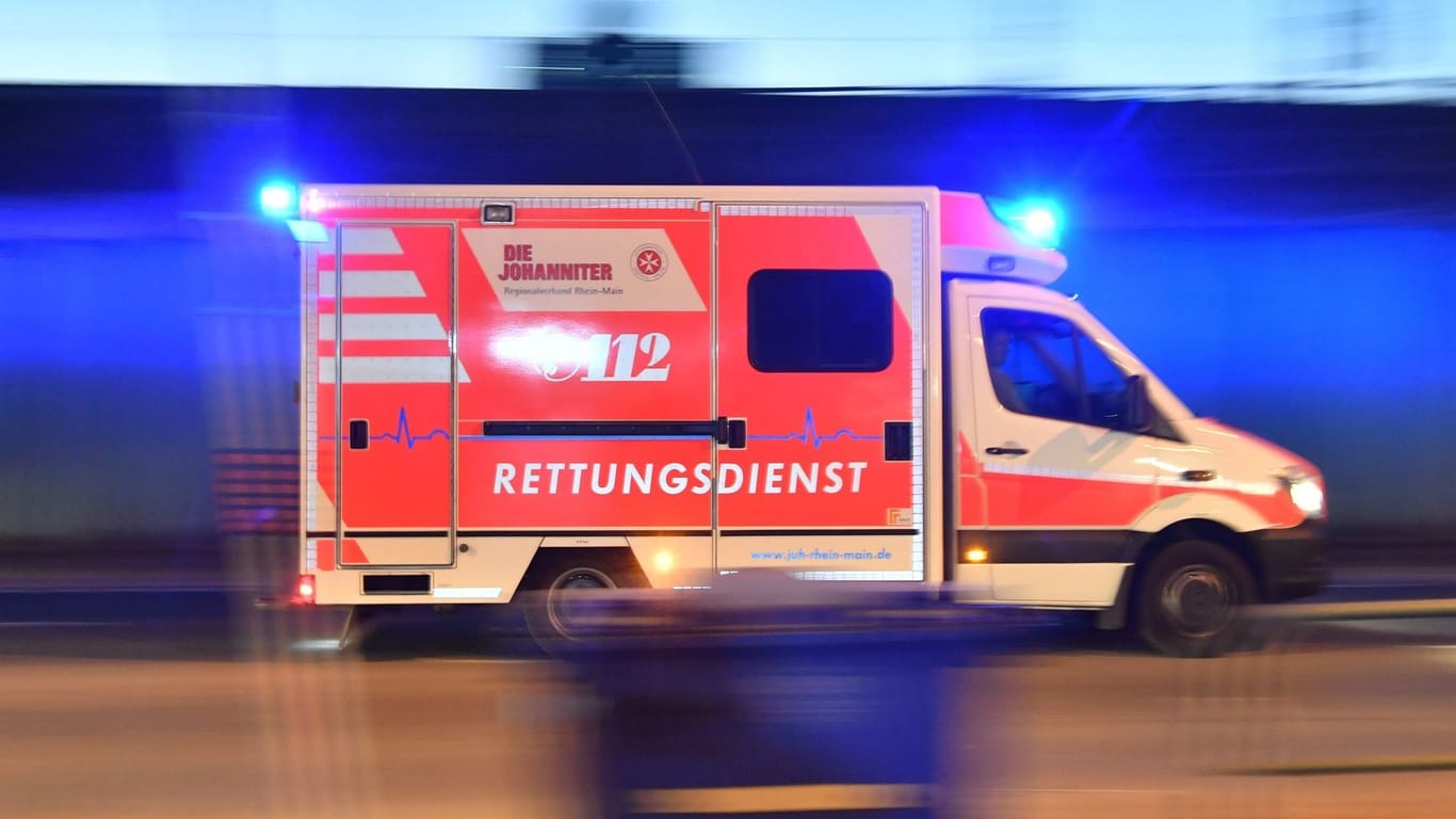 Ein Rettungswagen fährt mit Blaulicht zu einem Einsatzort: Das Opfer erlitt keine lebensgefährlichen Verletzungen.