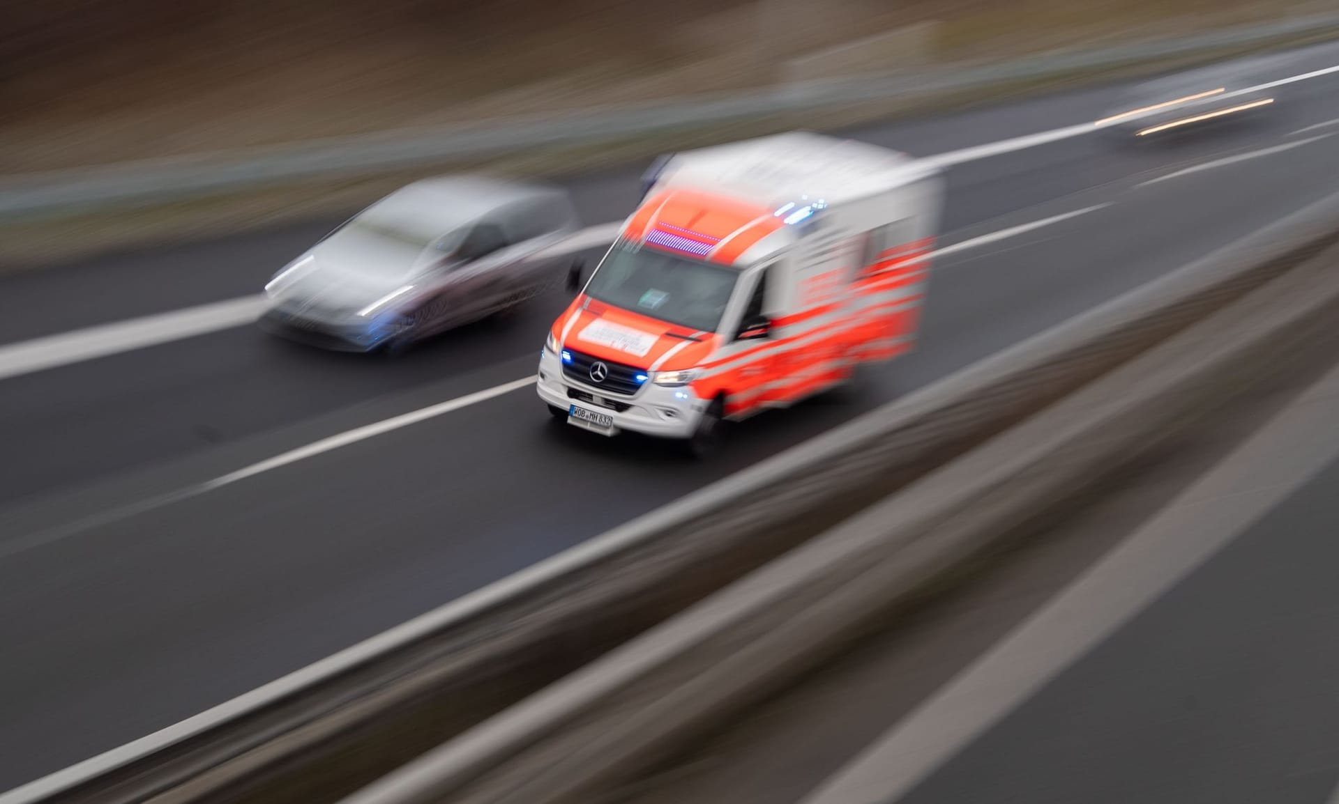 Ein Rettungswagen fährt über eine Schnellstraße (Symbolbild): Eine Fahrerin hatte den Fußgänger noch der Polizei gemeldet.