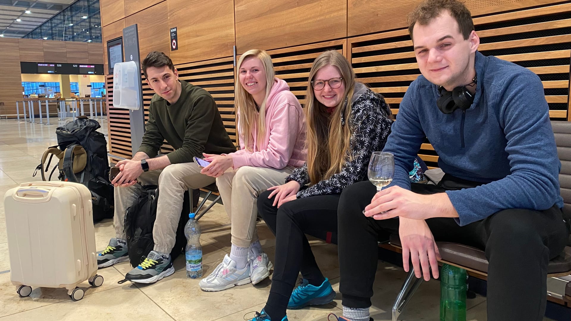 Emre, Patricia, Domenica und Vaclav in der Terminalhalle am BER: Neue Freundschaft im Streik.