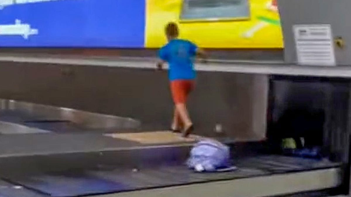 "Er Ist Weg!" Autistischer Junge (15) Sorgt Für Chaos Am Flughafen! Die Ganze Story... - al9achn
