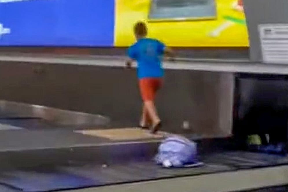 Ein Junge randaliert am Flughafen Melbourne