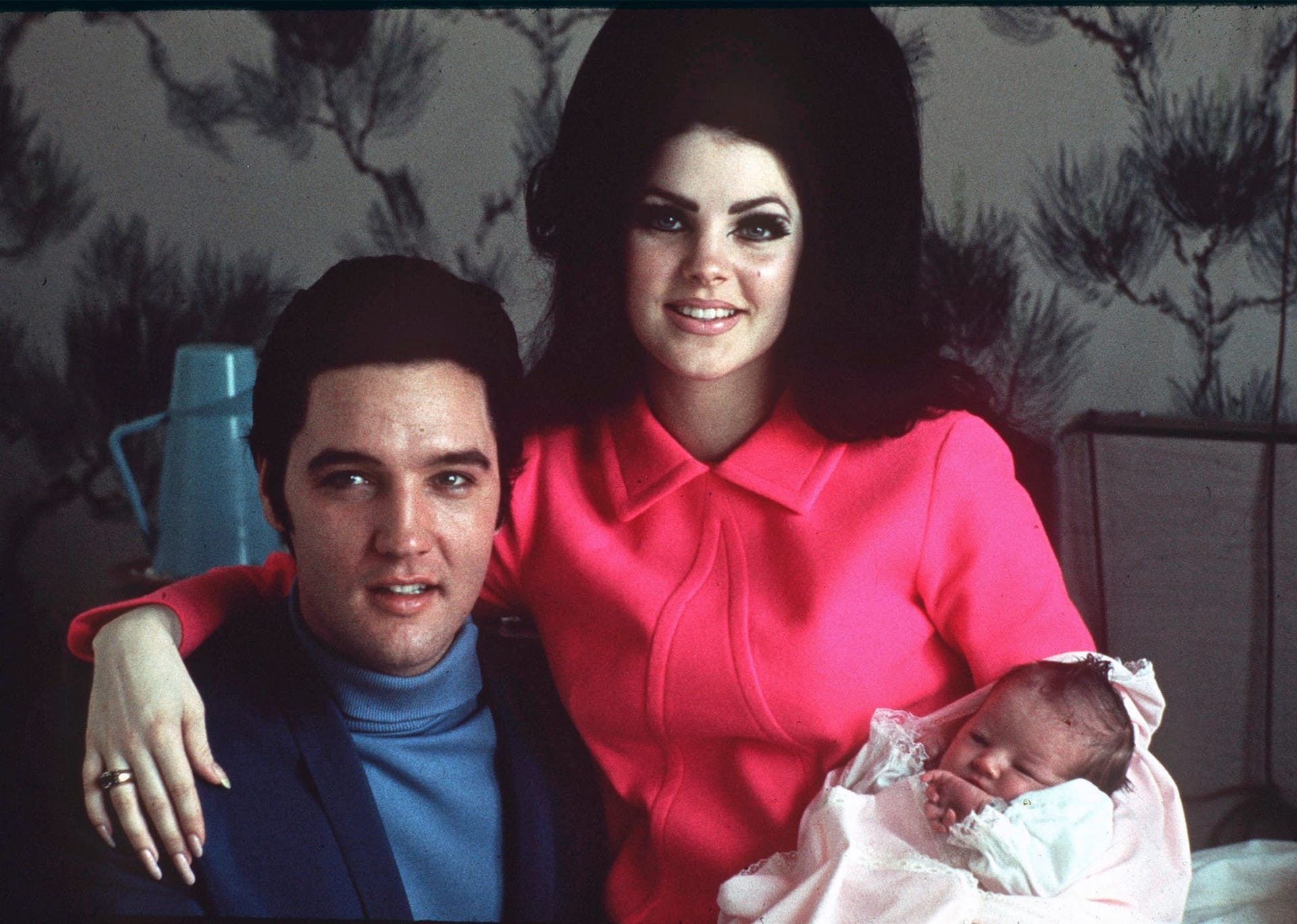 Elvis Presley und seine Frau Priscilla präsentieren Tochter Lisa Marie der Presse. Sie war das einzige Kind des Kings of Rock'n'Roll.