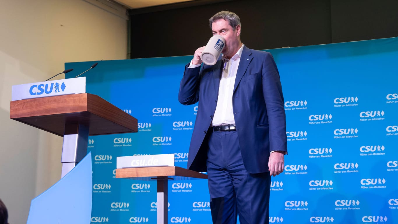 Markus Söder trinkt aus einem Steinkrug beim Drei-Königs-Treffen der CSU (Archivbild): Wieder einmal fordert die Partei das Ende des Länderfinanzausgleichs und überdreht dabei.