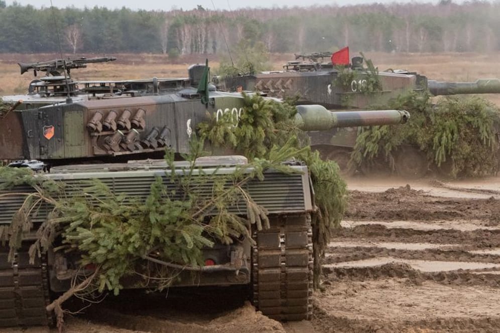 Kampfpanzer vom Typ Leopard 2 auf einem Truppenübungsplatz der Bundeswehr.