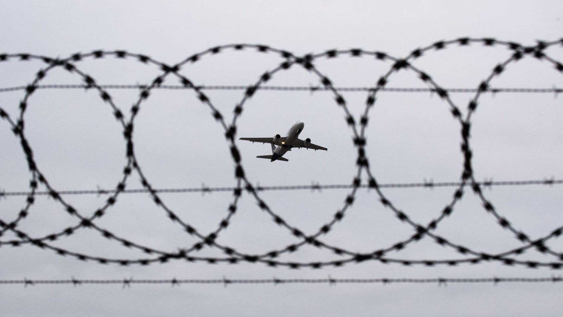 Ein startendes Flugzeug ist hinter Stacheldraht zu sehen (Symbolbild): Hamburg hat im vergangenen Jahr 379 ausreisepflichtige Ausländer abgeschoben. Ein startendes Flugzeug ist hinter Stacheldraht zu sehen (Symbolbild): Hamburg hat im vergangenen Jahr 379 ausreisepflichtige Ausländer abgeschoben.