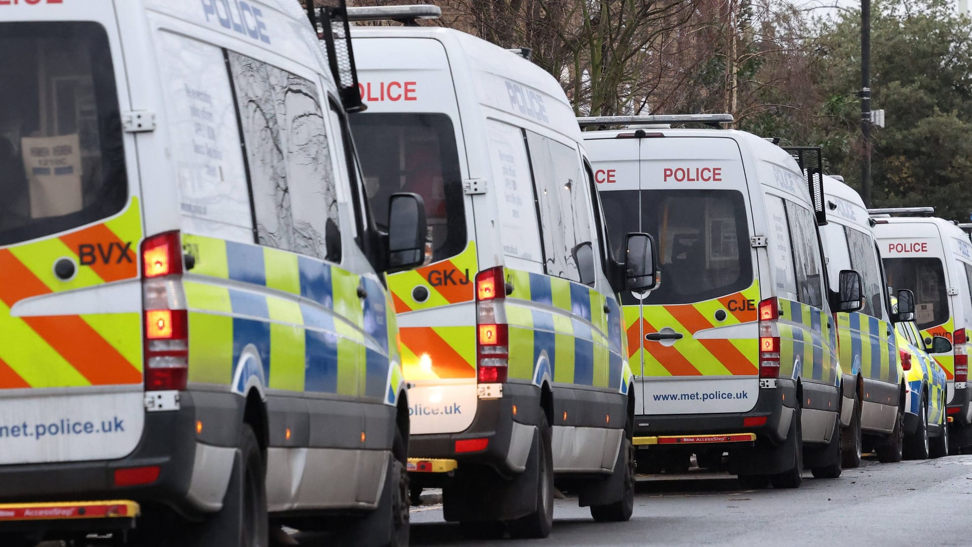 Polizeifahrzeuge in London (Archiv): Knapp fünf Jahrzehnte nach der Tat wurde ein Mörder in England verurteilt. Polizeifahrzeuge in London (Archiv): Knapp fünf Jahrzehnte nach der Tat wurde ein Mörder in England verurteilt.