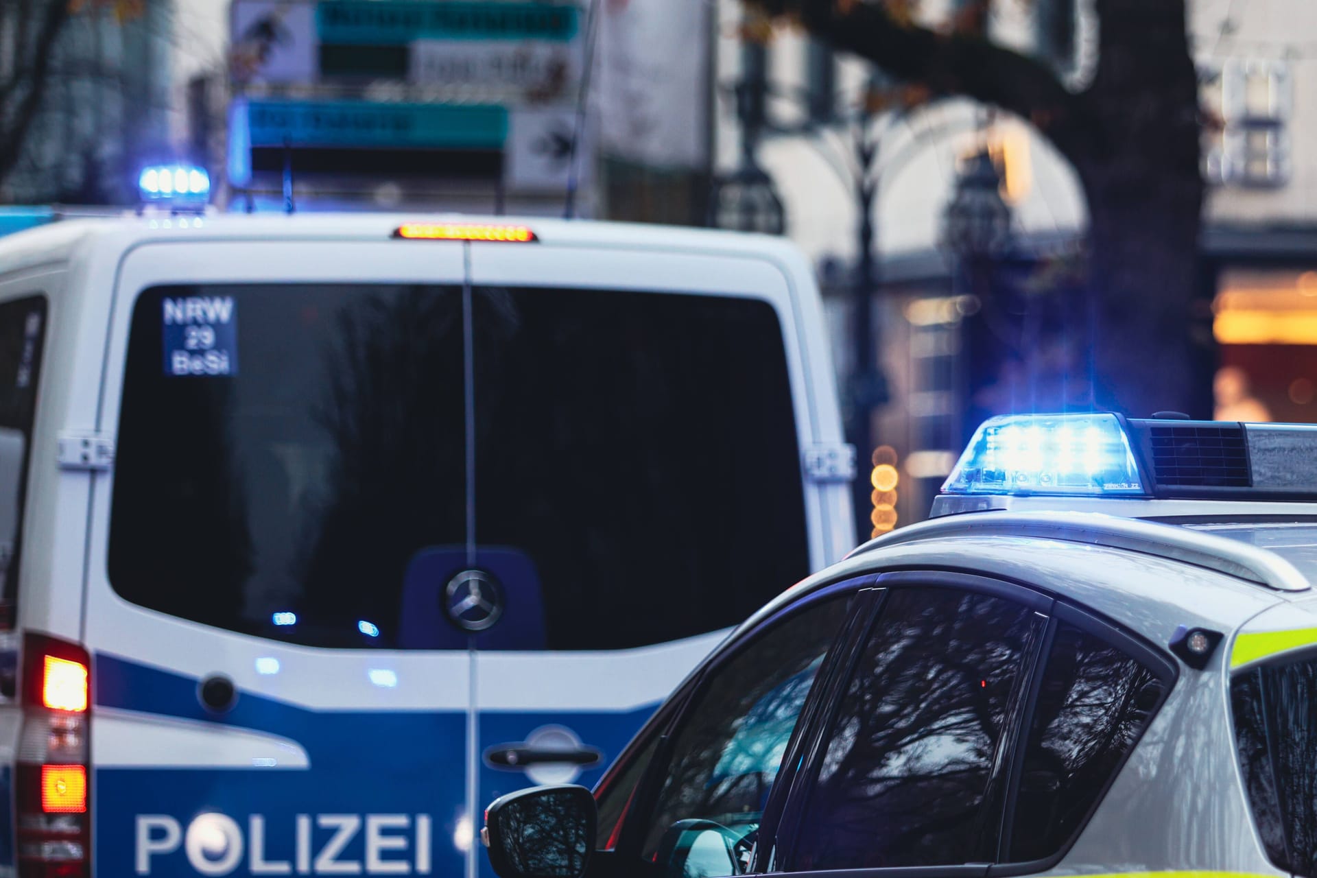 Streifenwagen im Einsatz (Symbolfoto): Polizisten brachten den Angreifer in eine Psychiatrie.