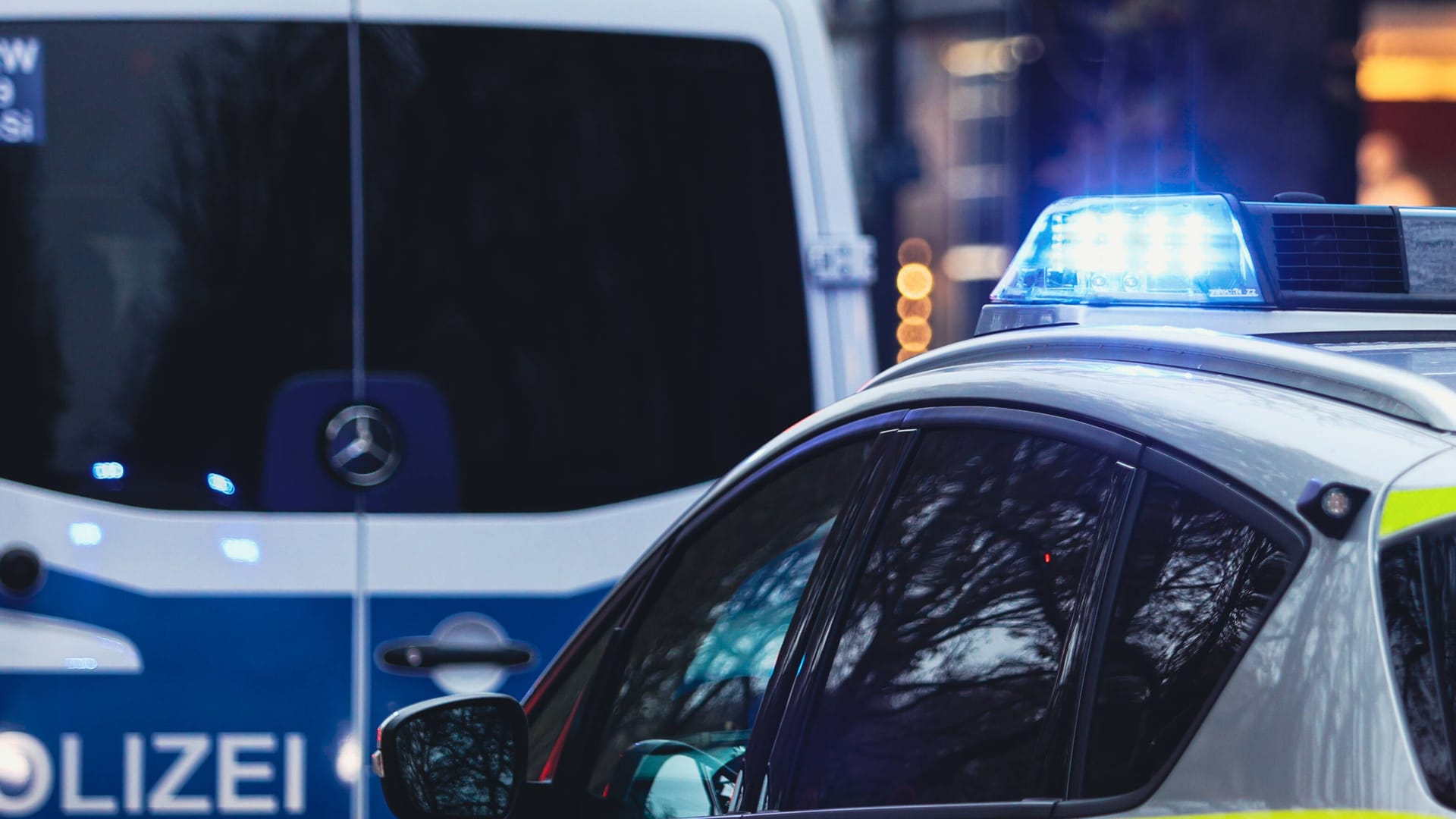 Streifenwagen im Einsatz (Symbolfoto): Polizisten brachten den Angreifer in eine Psychiatrie.