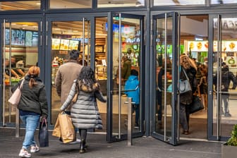 Kundinnen und Kunden beim Einkaufen (Symbolbild): Das Bruttoinlandsprodukt sinkt gemäß Experten im ersten Quartal, was vor allem an einem Rückgang des privaten Konsums liege.