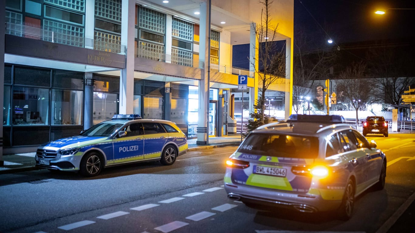 Polizeieinsatz am Berliner Platz in Fellbach: Blutüberströmt und schwer verletzt wurde das 16-jährige Opfer dort gefunden.