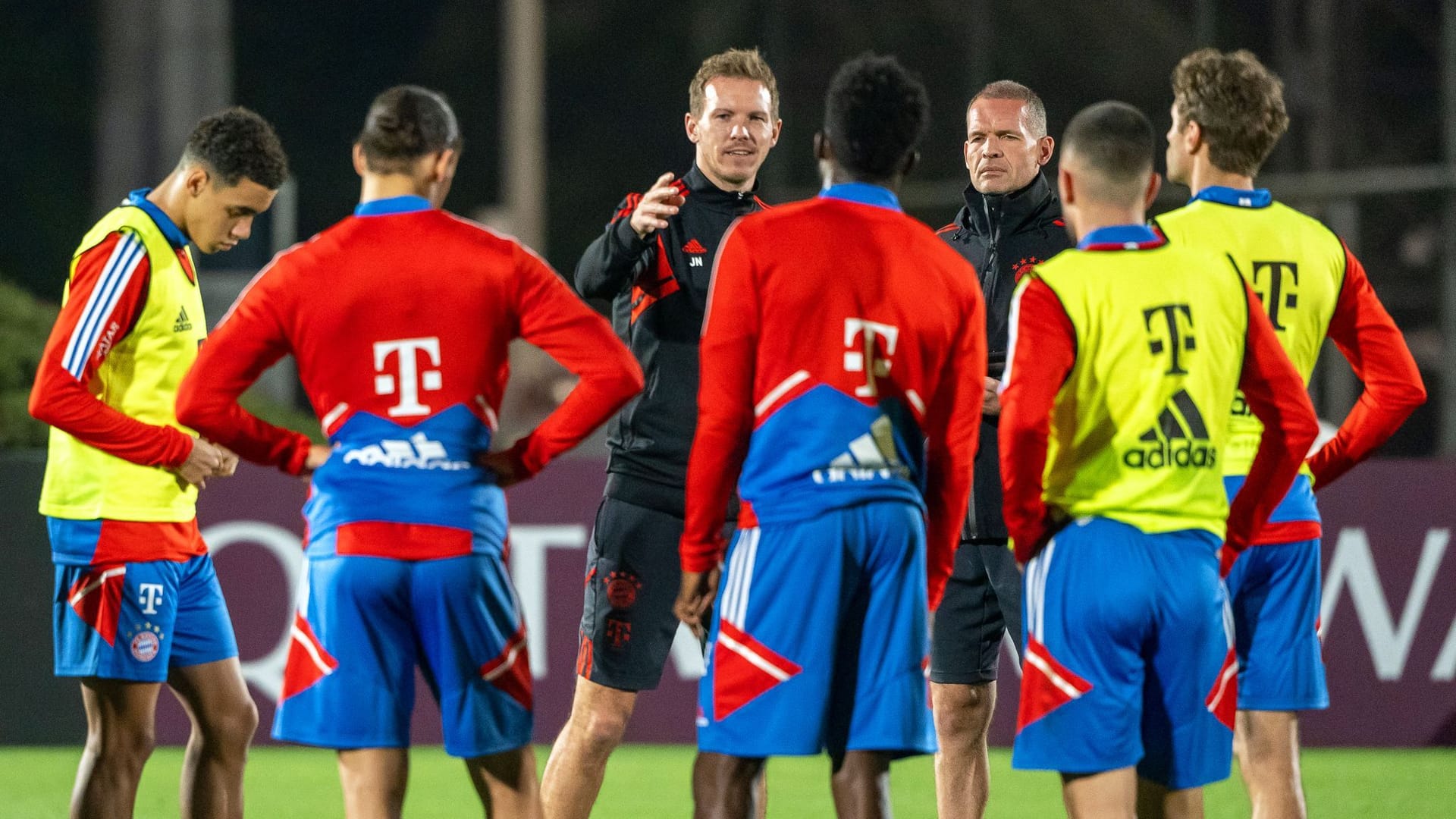 Julian Nagelsmann (M.): Der Trainer des FC Bayern ist nach der aus Münchner Sicht enttäuschenden WM aktuell auch als Psychologe gefragt.