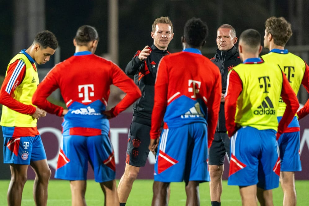 Julian Nagelsmann (M.): Der Trainer des FC Bayern ist nach der aus Münchner Sicht enttäuschenden WM aktuell auch als Psychologe gefragt.