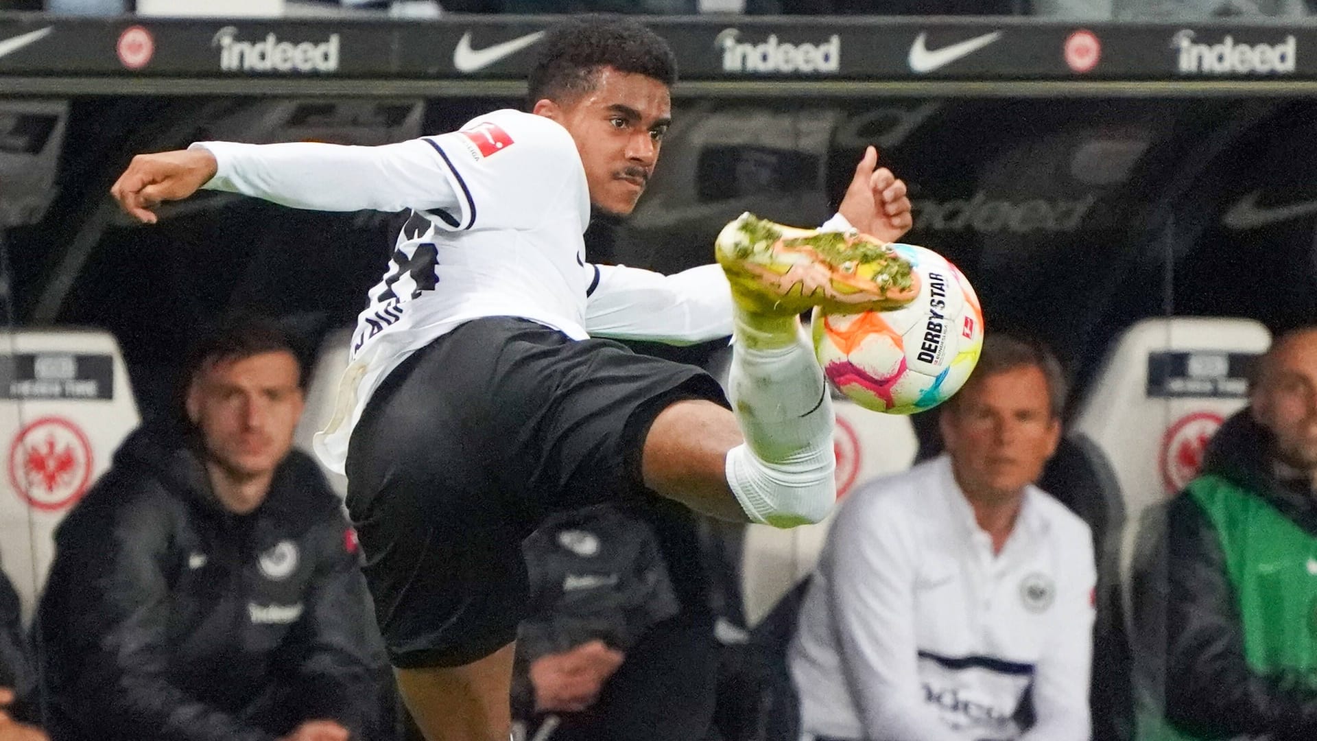 Ansgar Knauff: Bleibt der von Borussia Dortmund ausgeliehene Jungstar weiter bei Eintracht Frankfurt? Ansgar Knauff: Bleibt der von Borussia Dortmund ausgeliehene Jungstar weiter bei Eintracht Frankfurt?