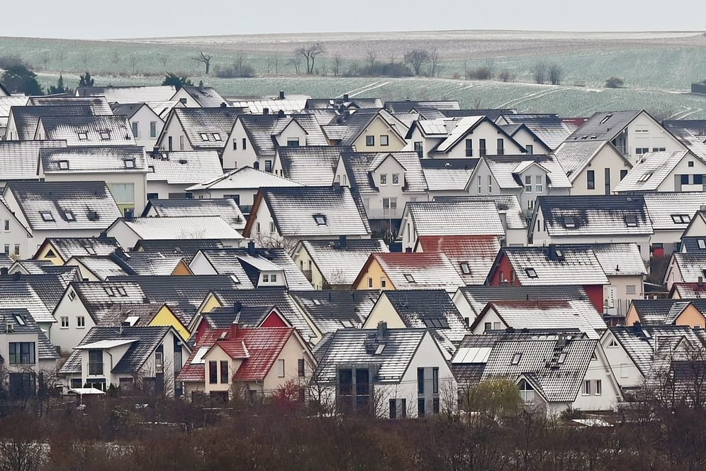 Verschneite Einfamilienhäuser (Symbolbild): Haben Sie Ihre Grundsteuererklärung schon ans Finanzamt übermittelt? Falls nicht, bleibt nur noch bis 31. Januar Zeit.