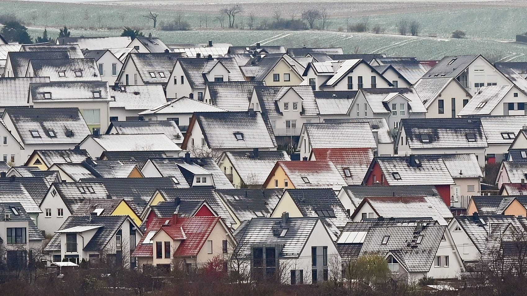 Verschneite Einfamilienhäuser (Symbolbild): Haben Sie Ihre Grundsteuererklärung schon ans Finanzamt übermittelt? Falls nicht, bleibt nur noch bis 31. Januar Zeit. Verschneite Einfamilienhäuser (Symbolbild): Haben Sie Ihre Grundsteuererklärung schon ans Finanzamt übermittelt? Falls nicht, bleibt nur noch bis 31. Januar Zeit.