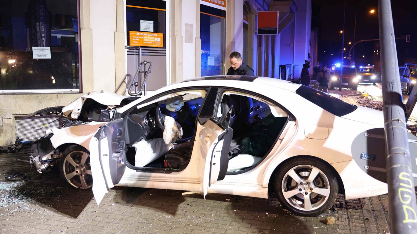 Unfall in Dresden-Löbtau: Statt mit einer Polizeikontrolle endete die Fahrt an der Hauswand.