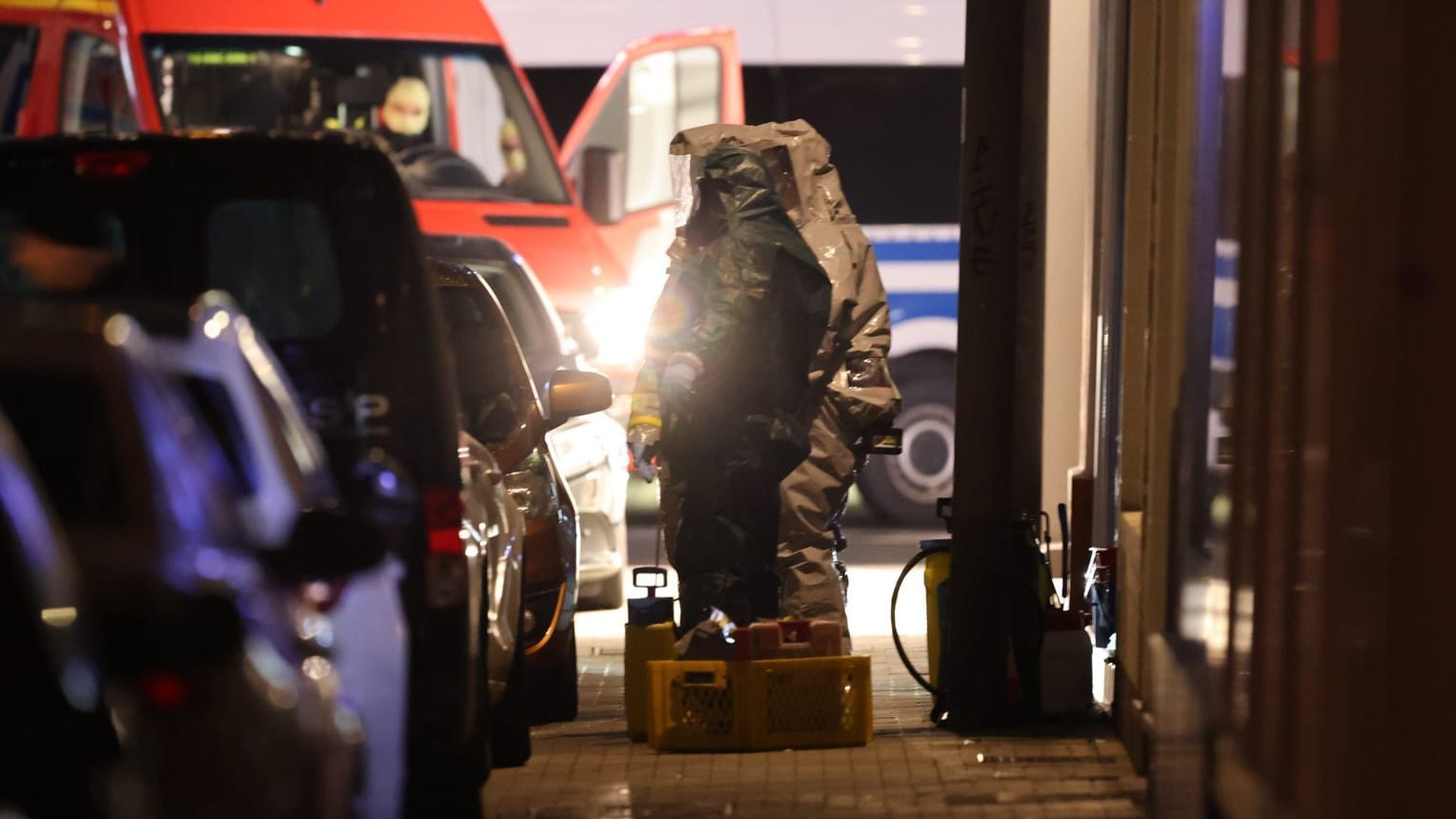 Einsatzkräfte in Schutzanzügen sind in Castrop-Rauxel im Einsatz.