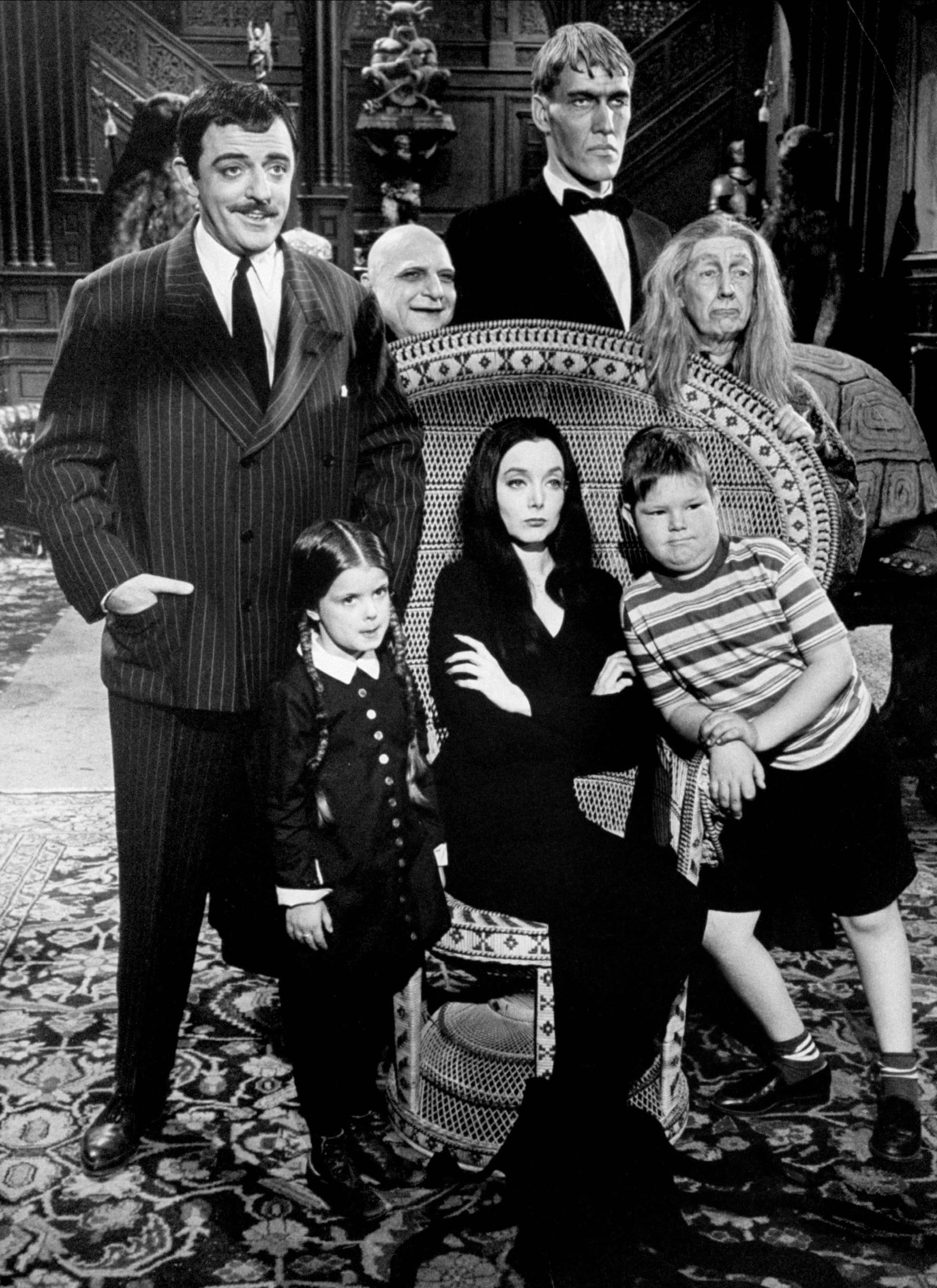 John Astin, Jackie Coogan, Ted Cassidy, Marie Blake, Lisa Loring, Carolyn Jones und Ken Weatherwax in "The Addams Family".