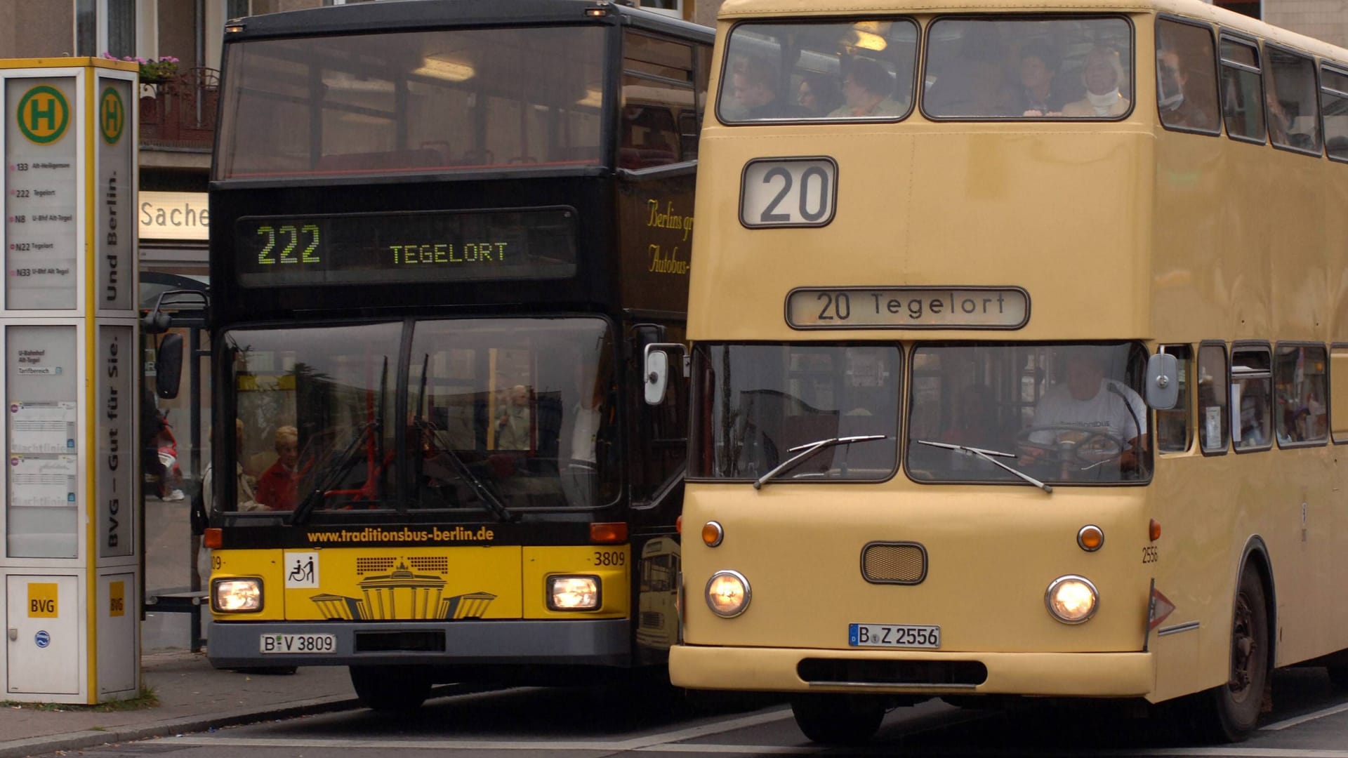 Busse der Berliner Verkehrsbetriebe der Linie 222 (Archivbild): Das Technikmuseum stellt künftig historische Busse und Bahnen aus. Busse der Berliner Verkehrsbetriebe der Linie 222 (Archivbild): Das Technikmuseum stellt künftig historische Busse und Bahnen aus.