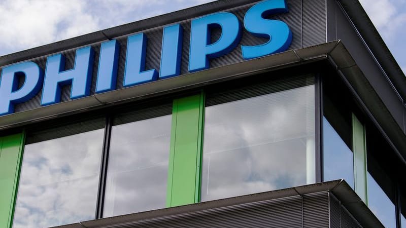Der Hauptsitz von Philips Healthcare in Best, Niederlande: Ende September vergangenen Jahres hatte Philips etwas mehr als 79.000 Mitarbeiterinnen und Mitarbeiter beschäftigt. Der Hauptsitz von Philips Healthcare in Best, Niederlande: Ende September vergangenen Jahres hatte Philips etwas mehr als 79.000 Mitarbeiterinnen und Mitarbeiter beschäftigt.