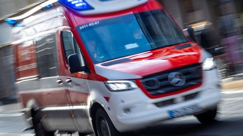 Ein Rettungswagen im Einsatz (Symbolfoto): In einem Fall flüchtet der Fahrer. Ein Rettungswagen im Einsatz (Symbolfoto): In einem Fall flüchtet der Fahrer.