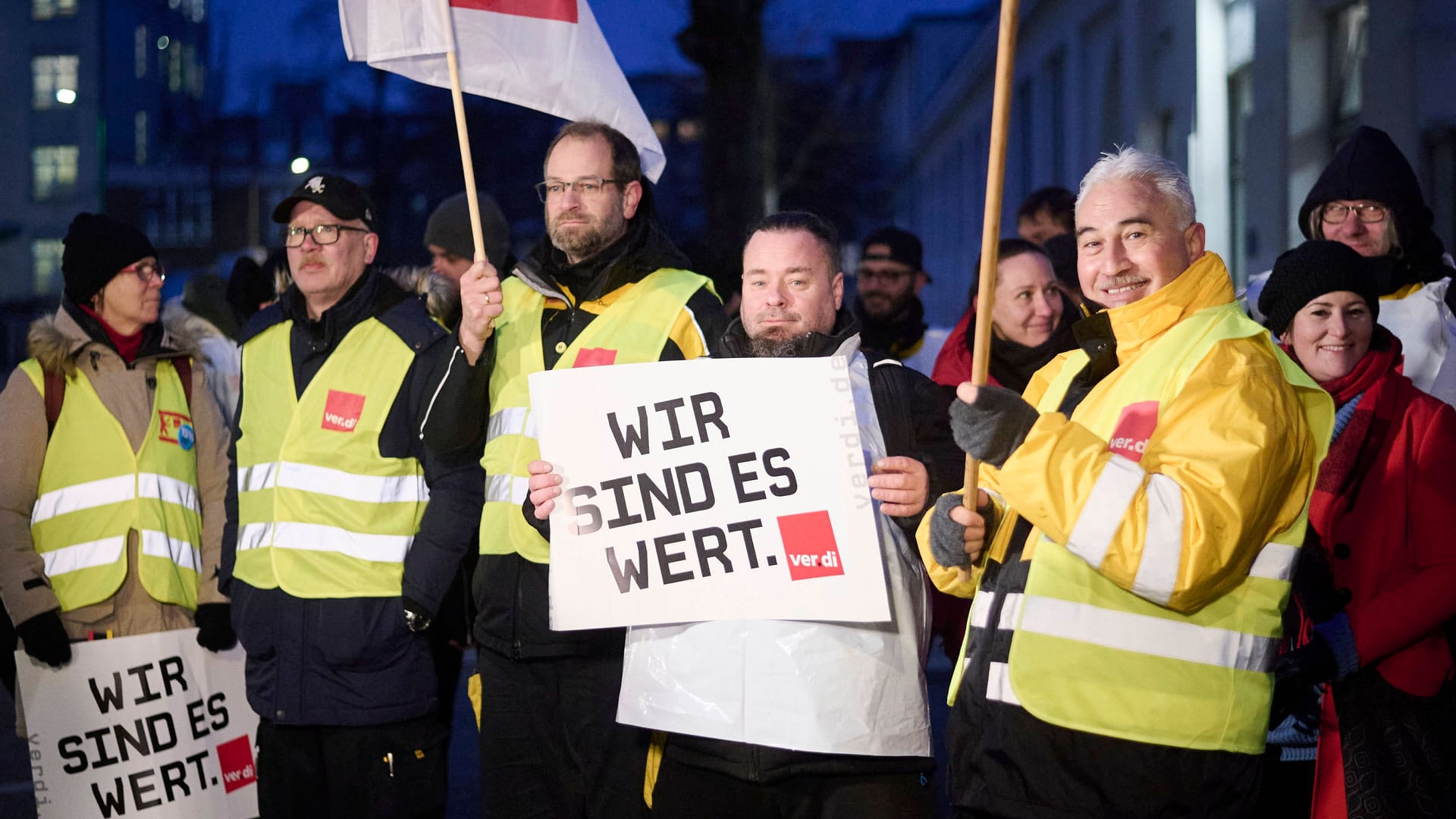 Ein Post-Streikposten in Berlin: Die Deutsche Post hat ein großes Personalproblem.