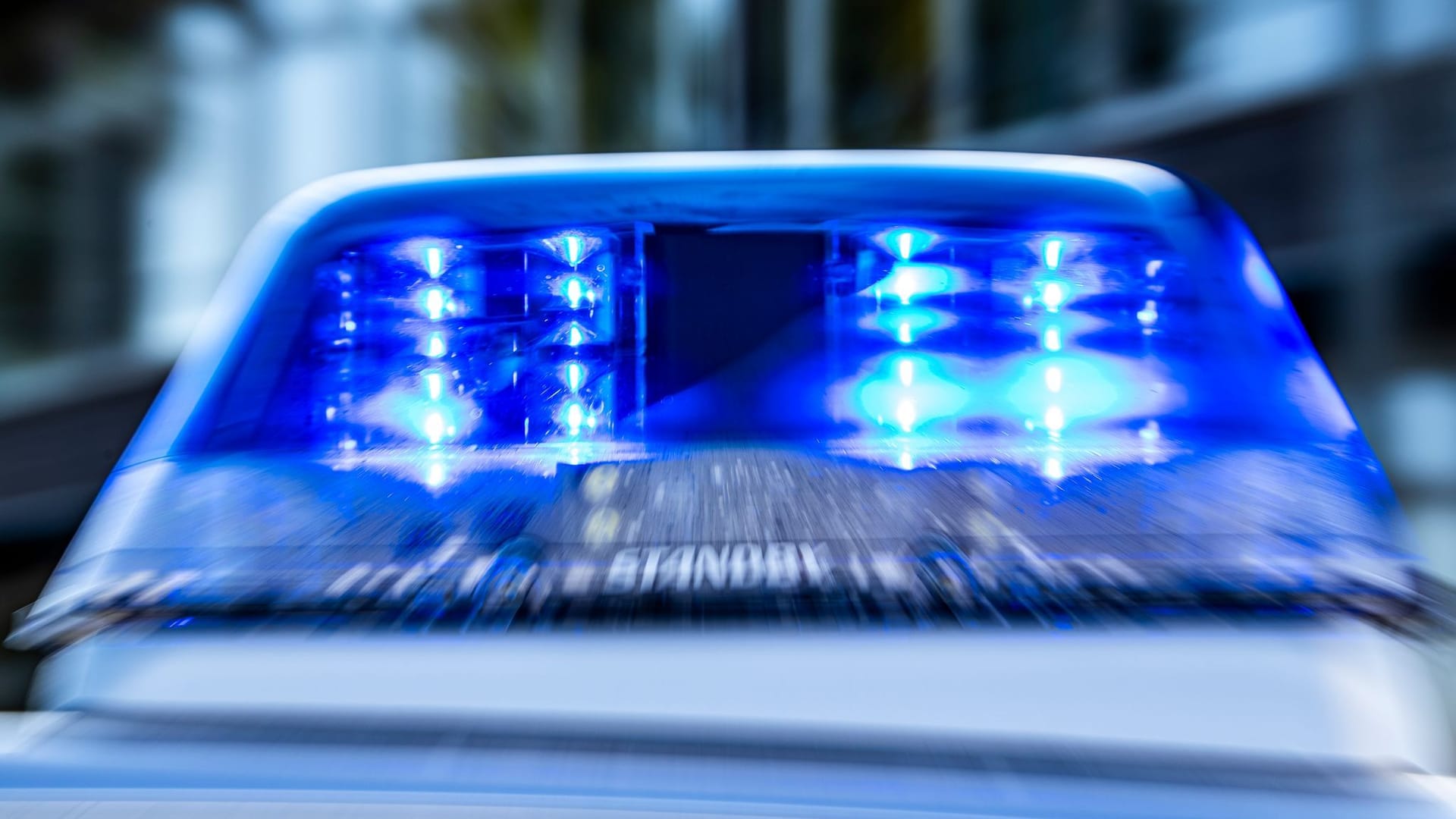Ein Blaulicht leuchtet auf dem Dach eines Polizeiwagens: In Hamburg hat eine Frau Fahrerflucht begangen.