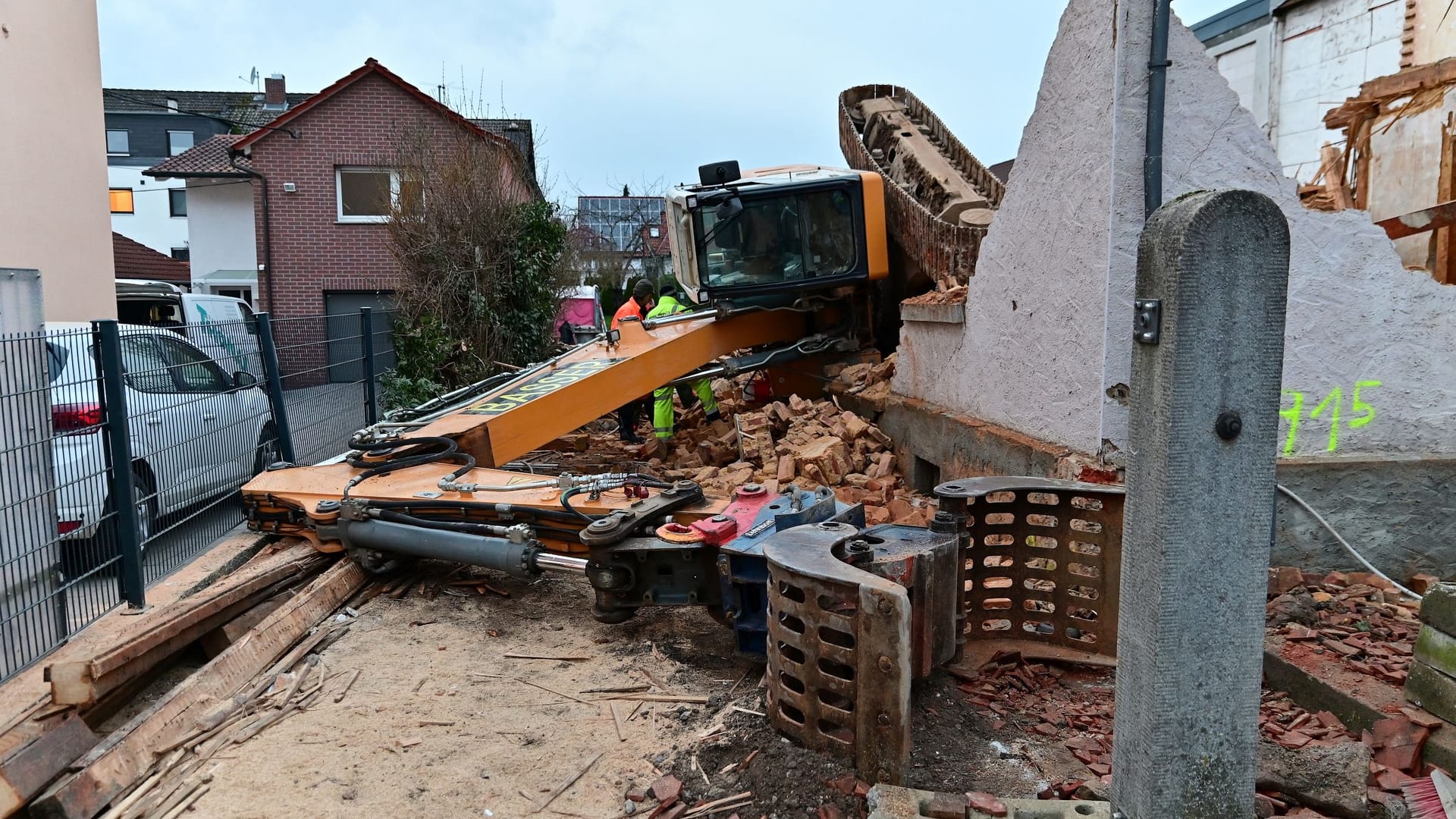 Umgestürzter Bagger in Köppern: Zwei weiterer Bauarbeiter konnte sich gerade noch retten.