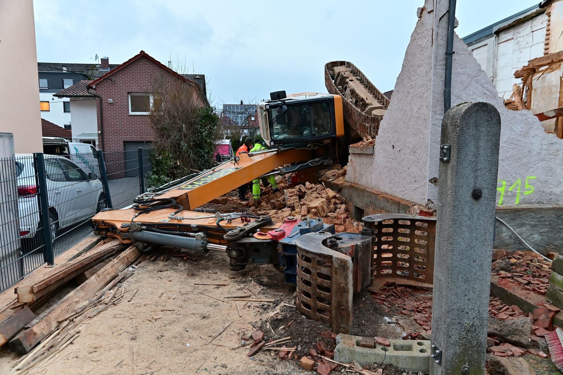 Umgestürzter Bagger in Köppern: Zwei weiterer Bauarbeiter konnte sich gerade noch retten.