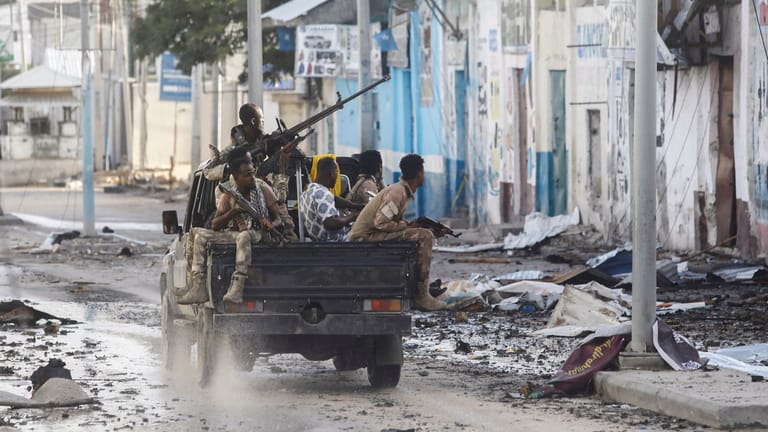 Somalische Sicherheitskräfte in Mogadischu (Archivbild): Kämpfer der Al-Shabaab-Miliz haben ein Regierungsgebäude gestürmt.