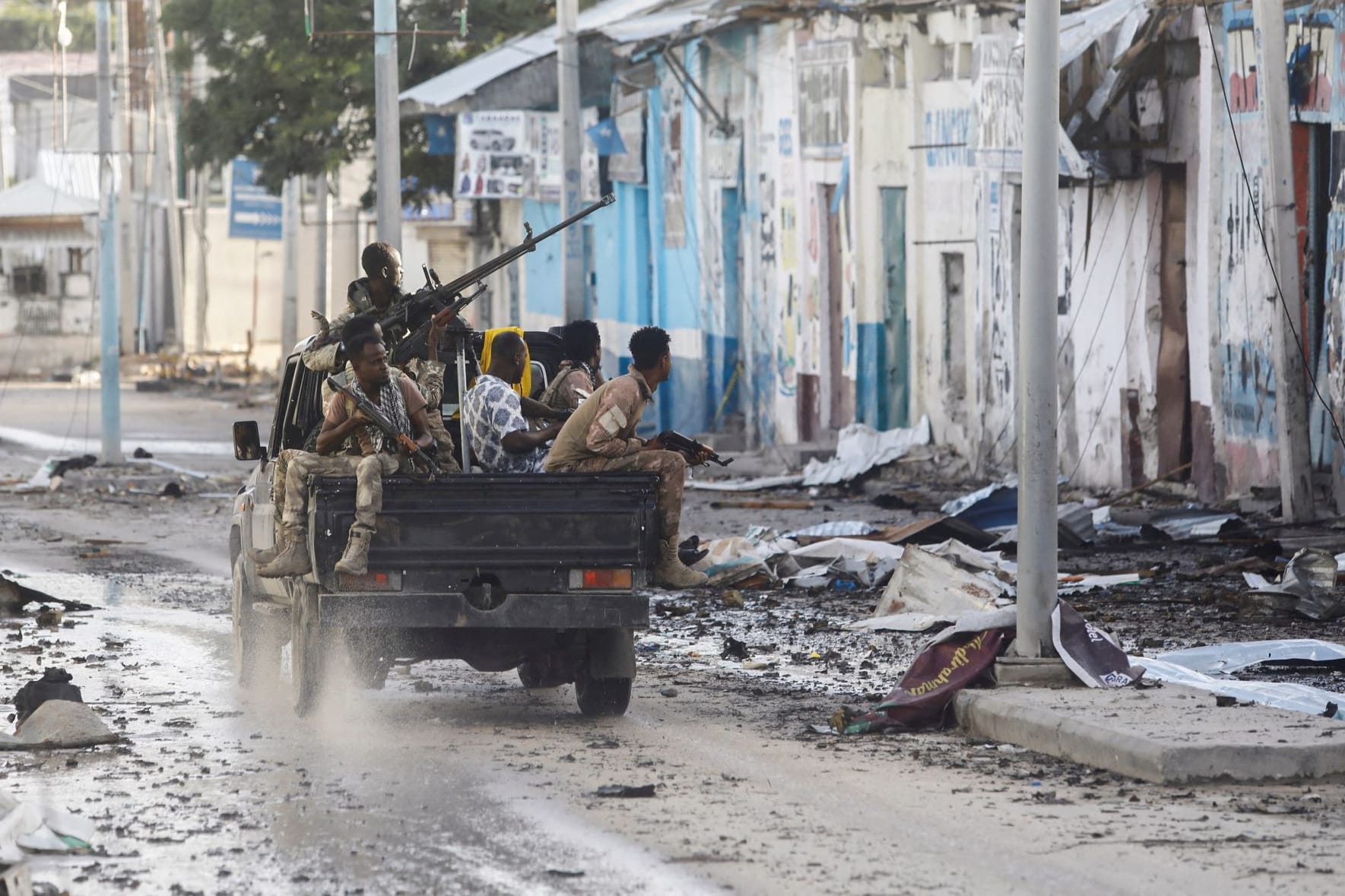 Somalische Sicherheitskräfte in Mogadischu (Archivbild): Kämpfer der Al-Shabaab-Miliz haben ein Regierungsgebäude gestürmt.