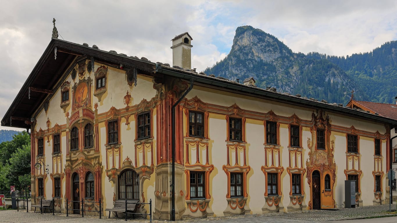 Das Pilatushaus in Oberammergau und die Berge (Archivbild): Die Ortschaft funktioniert nicht nur als Wintersportort, sondern auch als Wallfahrtsstätte und für Ausflügler.